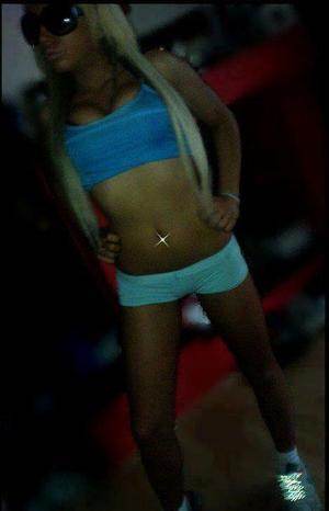 Photo of Kylee (18) from Alberta dating profile