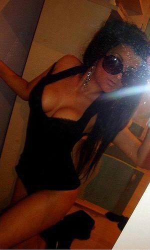 Elenore from Ledyard, Connecticut is looking for adult webcam chat